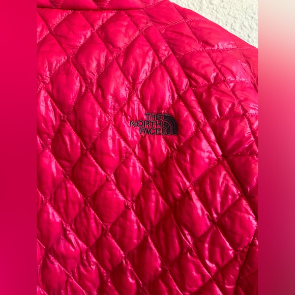 The NorthFace Women’s Thermoball Jacket - Picture 3 of 7